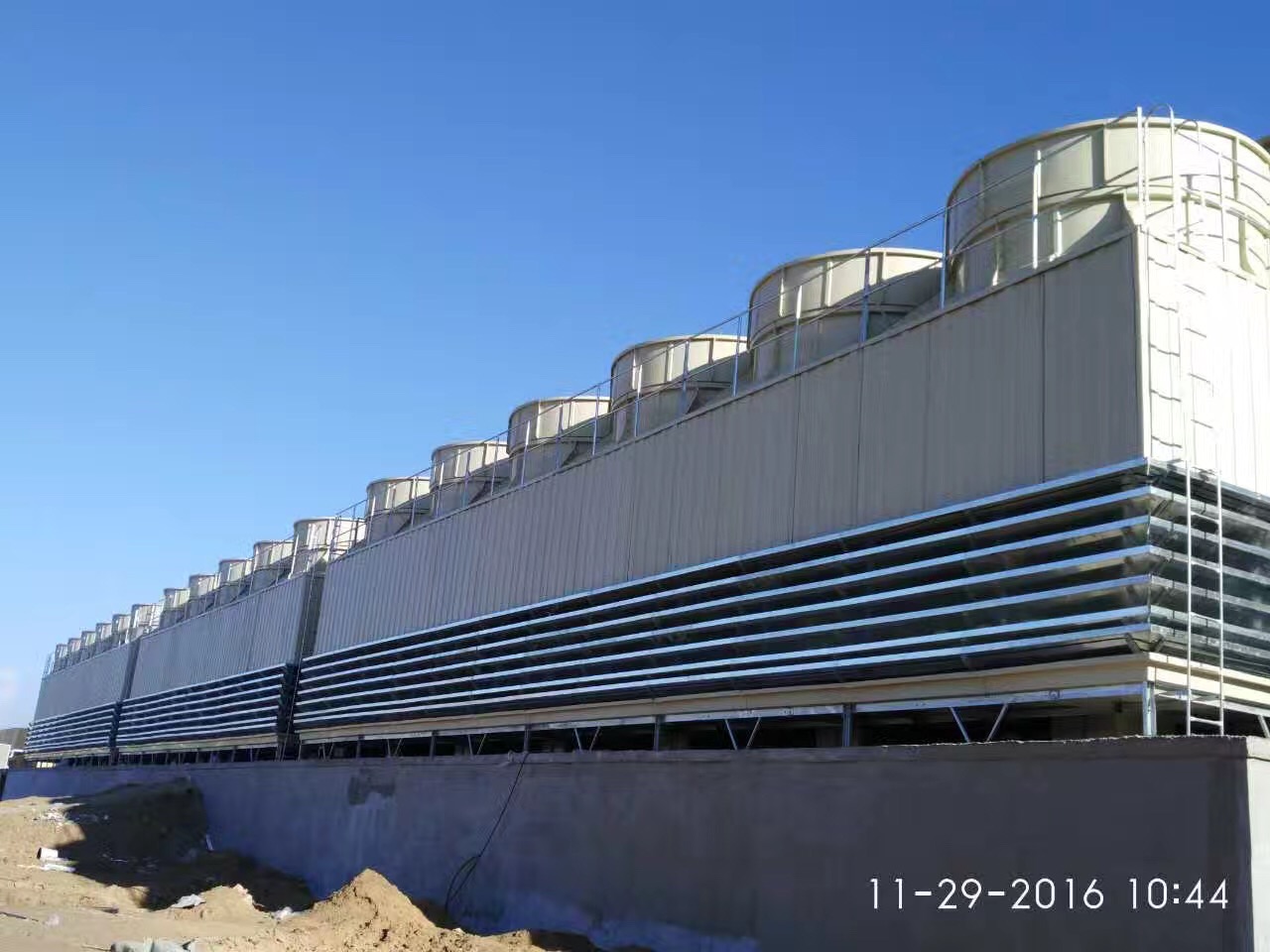 安装现场 -玻璃钢冷却塔_闭式冷却塔 - 山东旭能环保科技有限公司